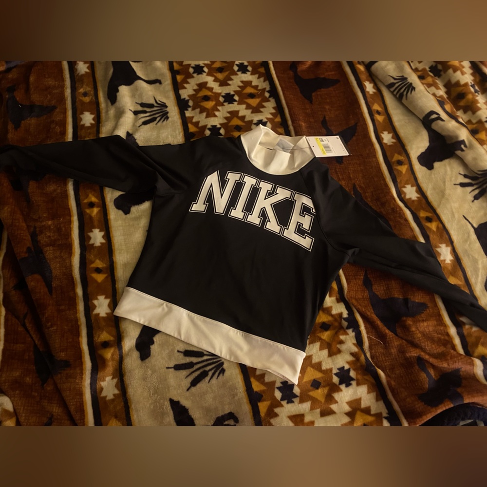 📸✨Nike crew neck sweater. 🤍✨
